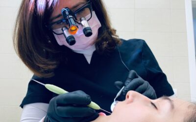 femme tenant un instrument médical sur la bouche d'une personne