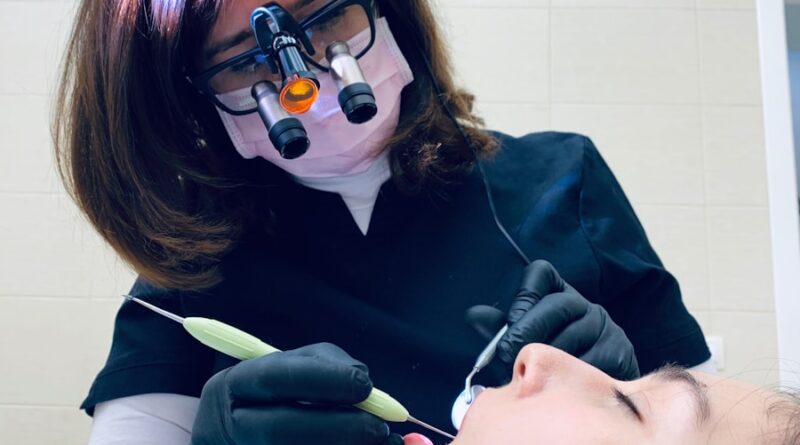 femme tenant un instrument médical sur la bouche d'une personne