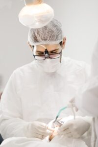 homme en chemise blanche portant des lunettes à monture noire